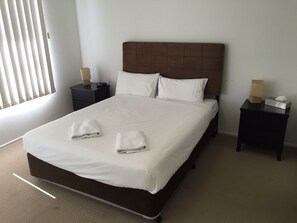 Minibar, meja kerja, ruang kerja ramah laptop, dan setrika/meja setrika