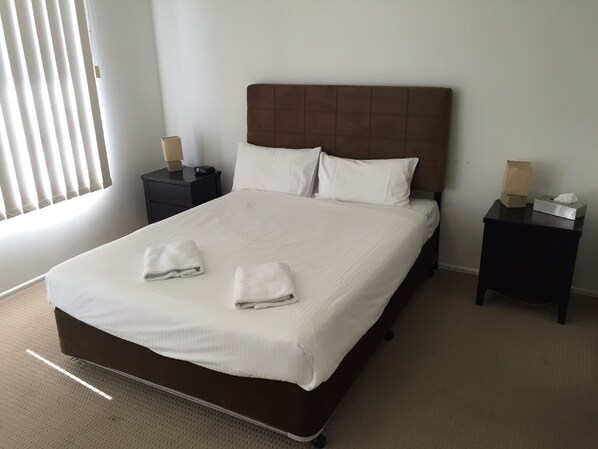 Minibar, escritorio y espacio para trabajar con laptop