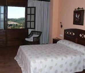 Down duvets, in-room safe, free wired Internet, bed sheets - Hotel Rural Mirador de Deva (Gijon)
