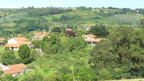 Un pueblo rural rodeado de vegetación y colinas.