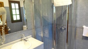 Secadora de cabello, bidet, toallas, jabón 