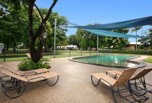 Una piscina al aire libre