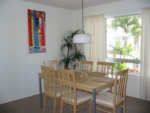 In-room dining - Estoril on Moffat (Moffat Beach)