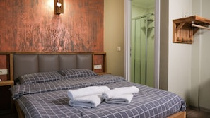 Caja de seguridad en la habitación, muebles diferentes y escritorio