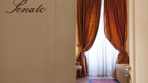 خزنة داخل الغرفة ومكتب وأسرّة قابلة للطي وواي فاي مجانًا