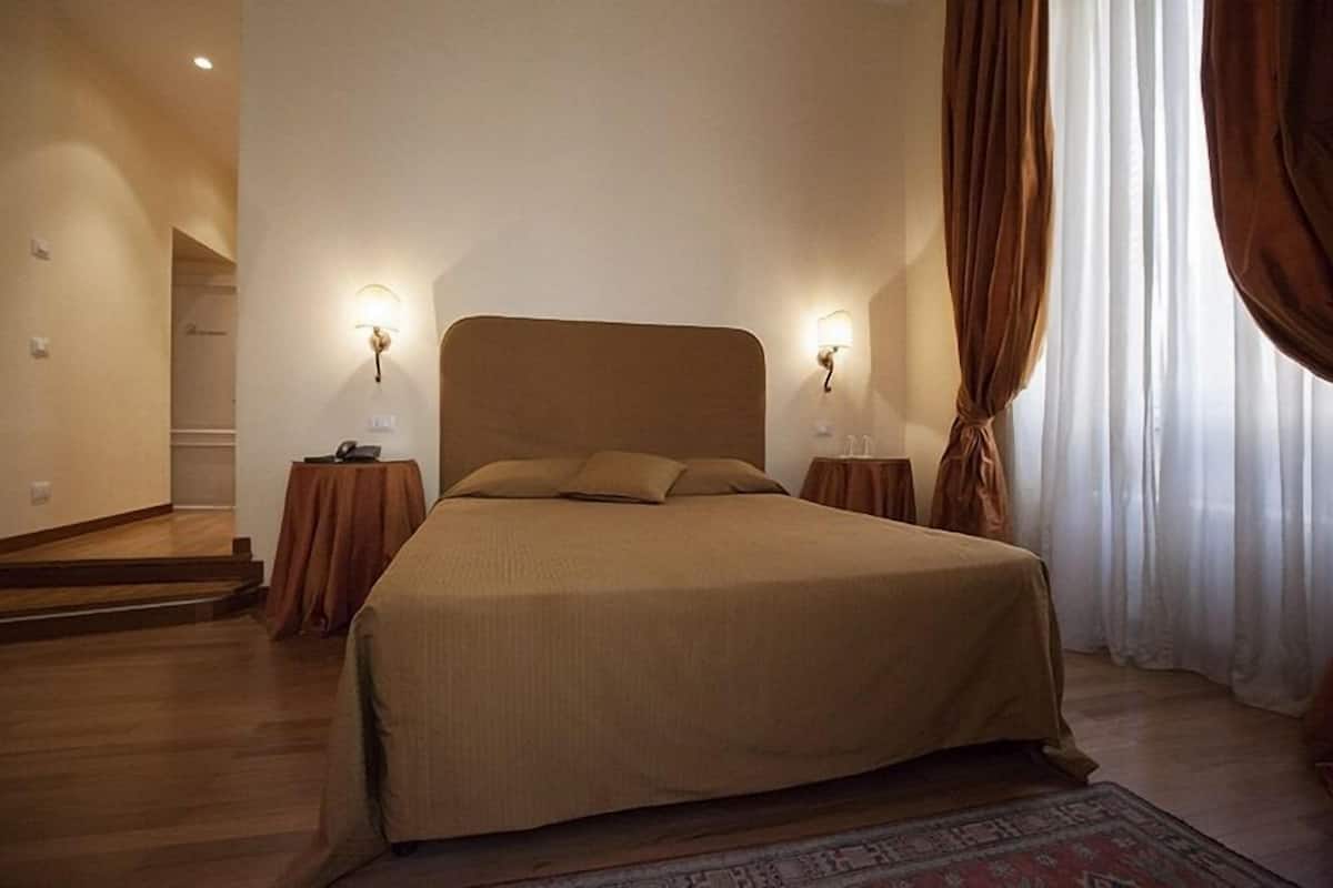 In-room safe, desk, rollaway beds (surcharge), WiFi (free)