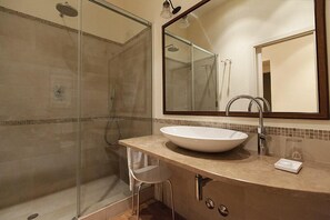 Free toiletries, hair dryer, towels - Relais al Senato (Rome)