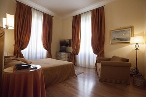 Kamar Triple | Brankas, meja kerja, tempat tidur lipat/tambahan, dan Wi-Fi gratis