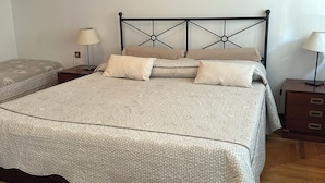 Classic Double or Twin Room, 1 Bedroom, Private Bathroom, Executive Level | 4 bedrooms, premium bedding, memory-foam beds, in-room safe - Big Brother B&B (Treviso)