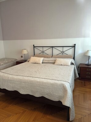 Chambre Classique Double ou avec lits jumeaux, 1 chambre, salle de bains privée, niveau Exécutif | 4 chambres, literie de qualité supérieure, matelas mémoire de forme