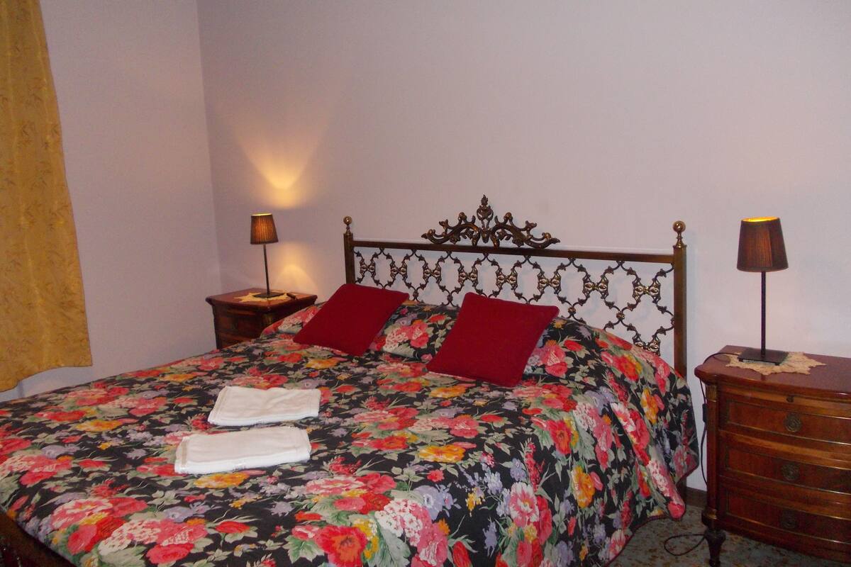 4 bedrooms, premium bedding, memory-foam beds, in-room safe
