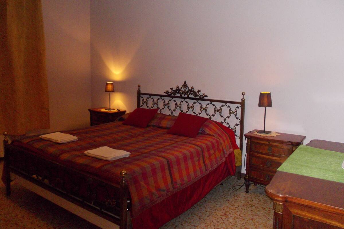 4 bedrooms, premium bedding, memory-foam beds, in-room safe