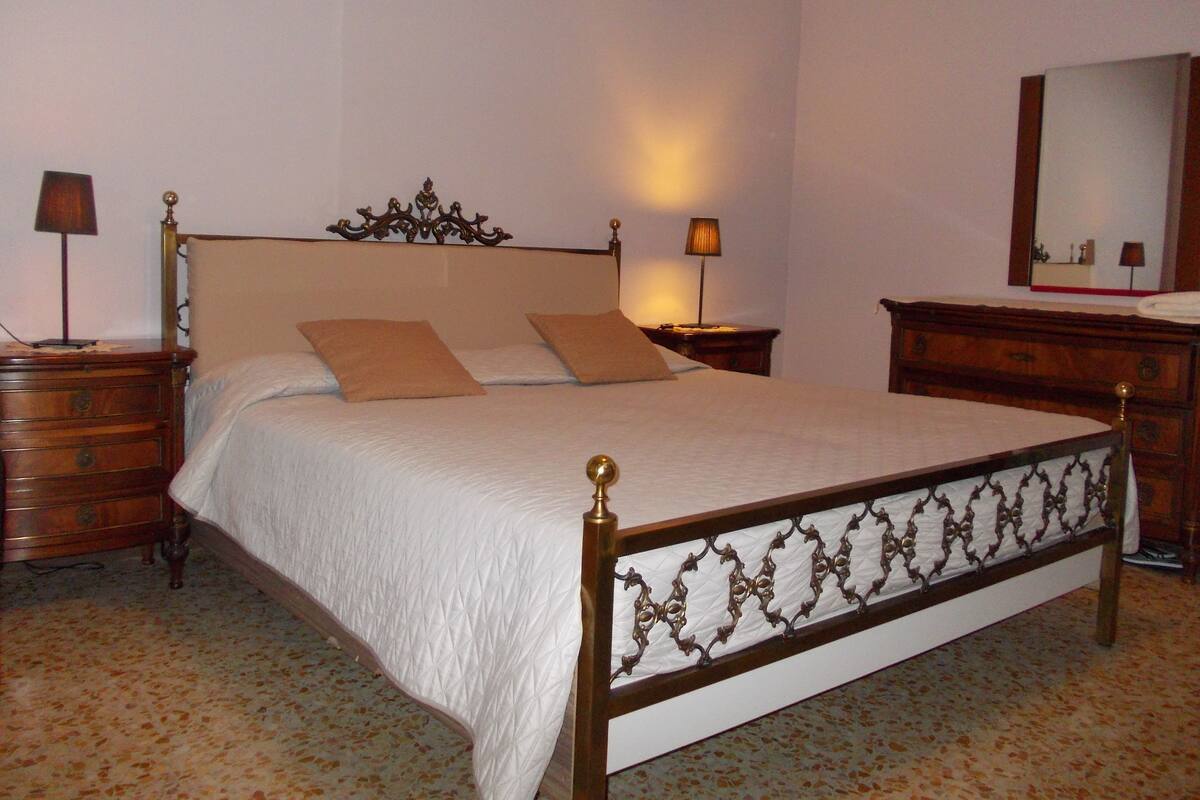 4 bedrooms, premium bedding, memory-foam beds, in-room safe