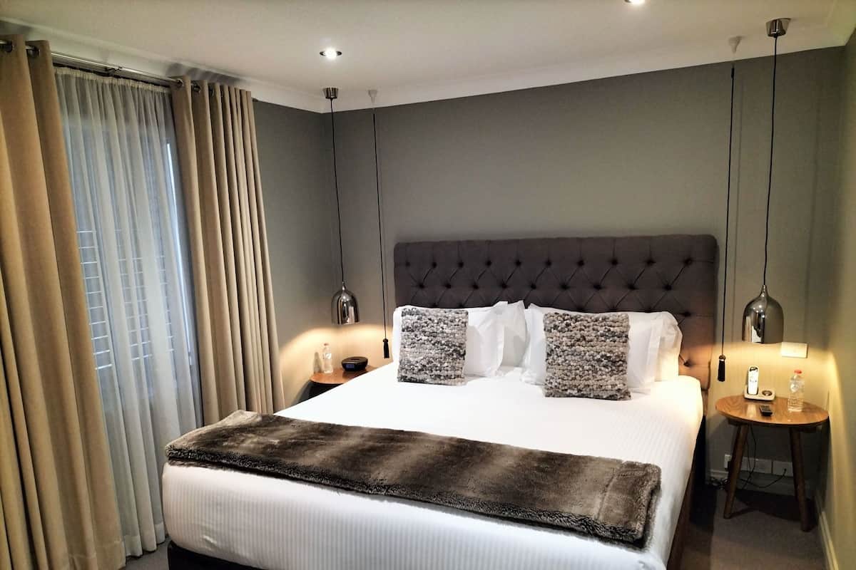 Ylelliset vuodevaatteet, pillowtop-patjalliset sängyt, minibaari