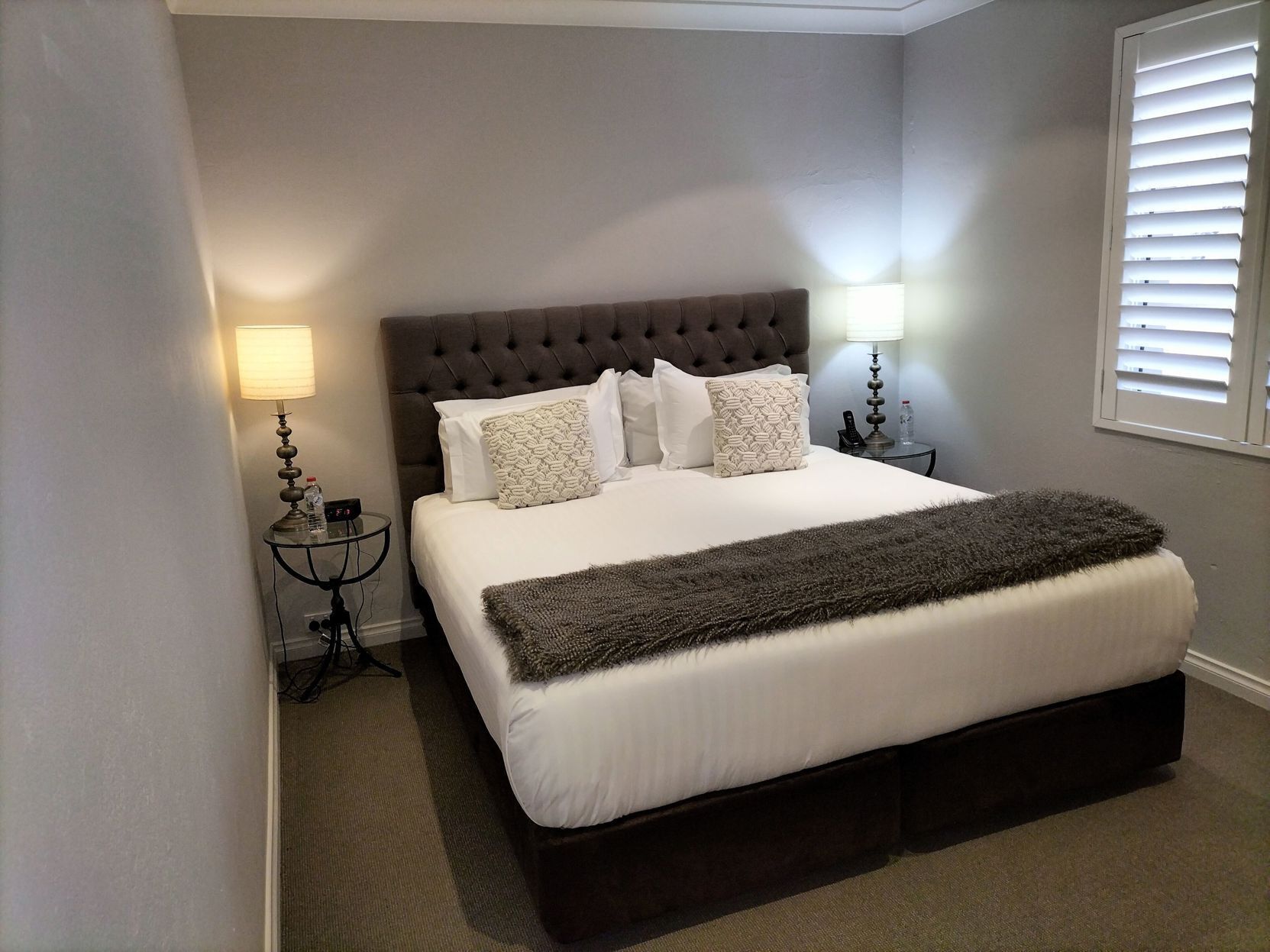 Ropa de cama de alta calidad, colchones con acolchado adicional, minibar