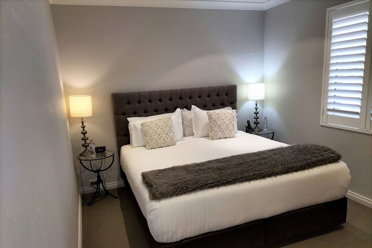 Ylelliset vuodevaatteet, pillowtop-patjalliset sängyt, minibaari