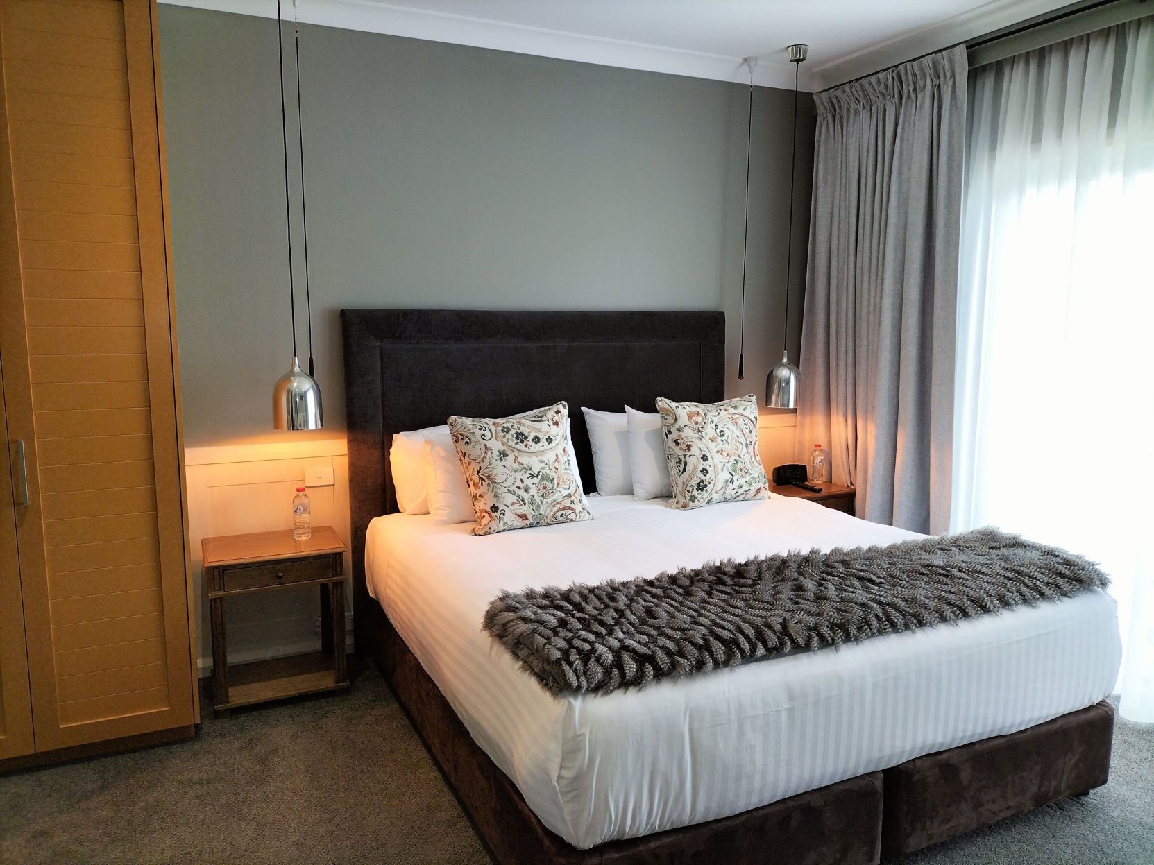 Ropa de cama de alta calidad, colchones con acolchado adicional, minibar