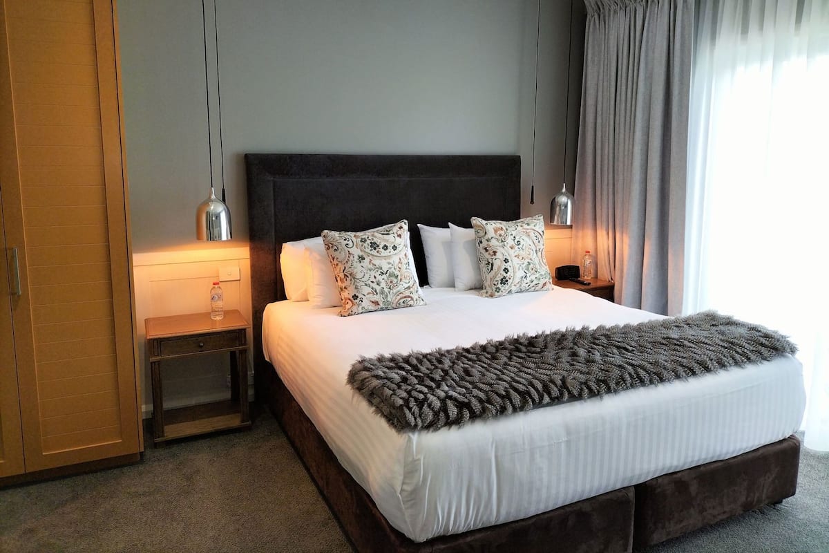 Ylelliset vuodevaatteet, pillowtop-patjalliset sängyt, minibaari