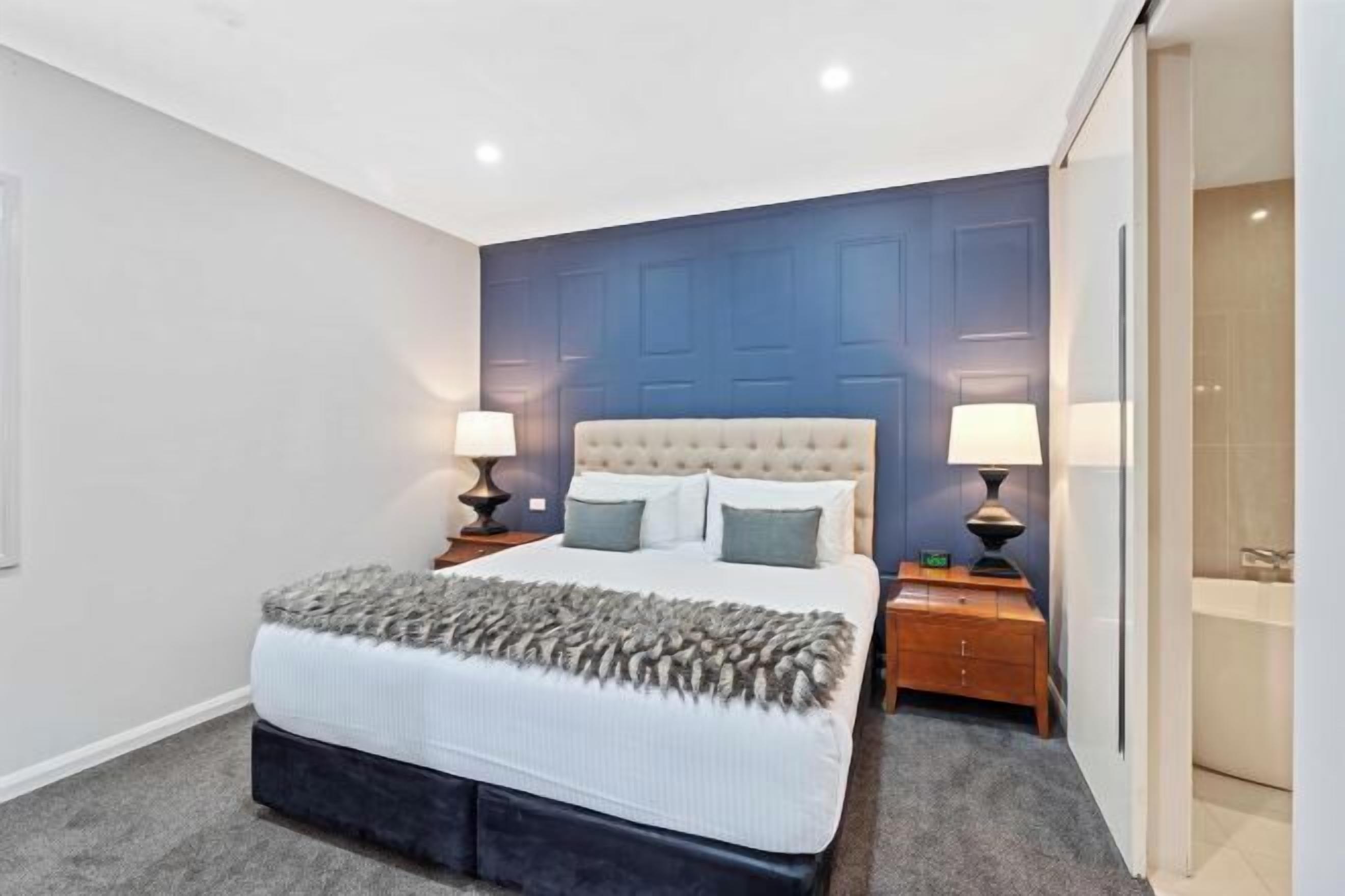 Ropa de cama de alta calidad, colchones con pillow-top y minibar 