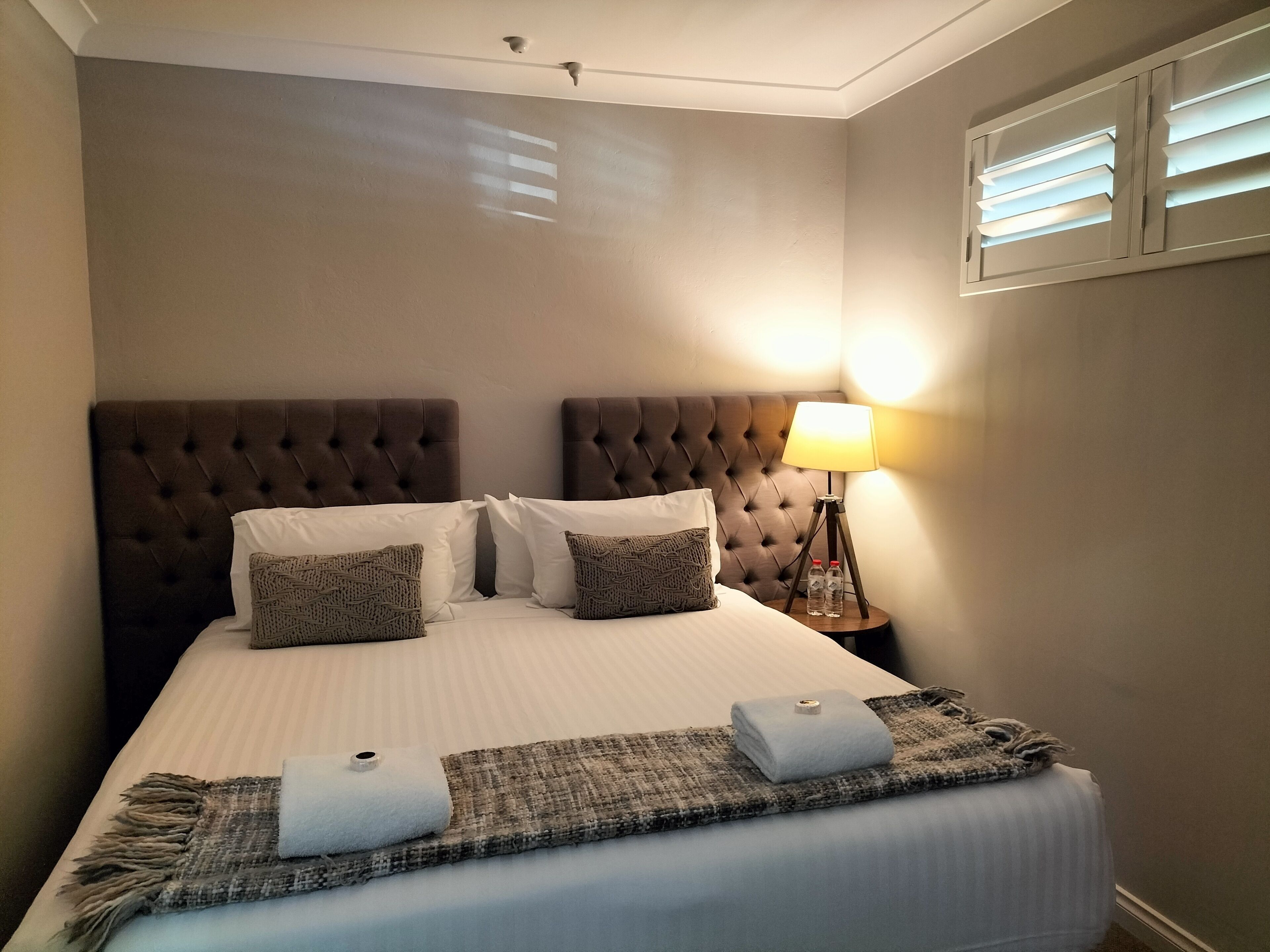 Ropa de cama de alta calidad, colchones con acolchado adicional, minibar