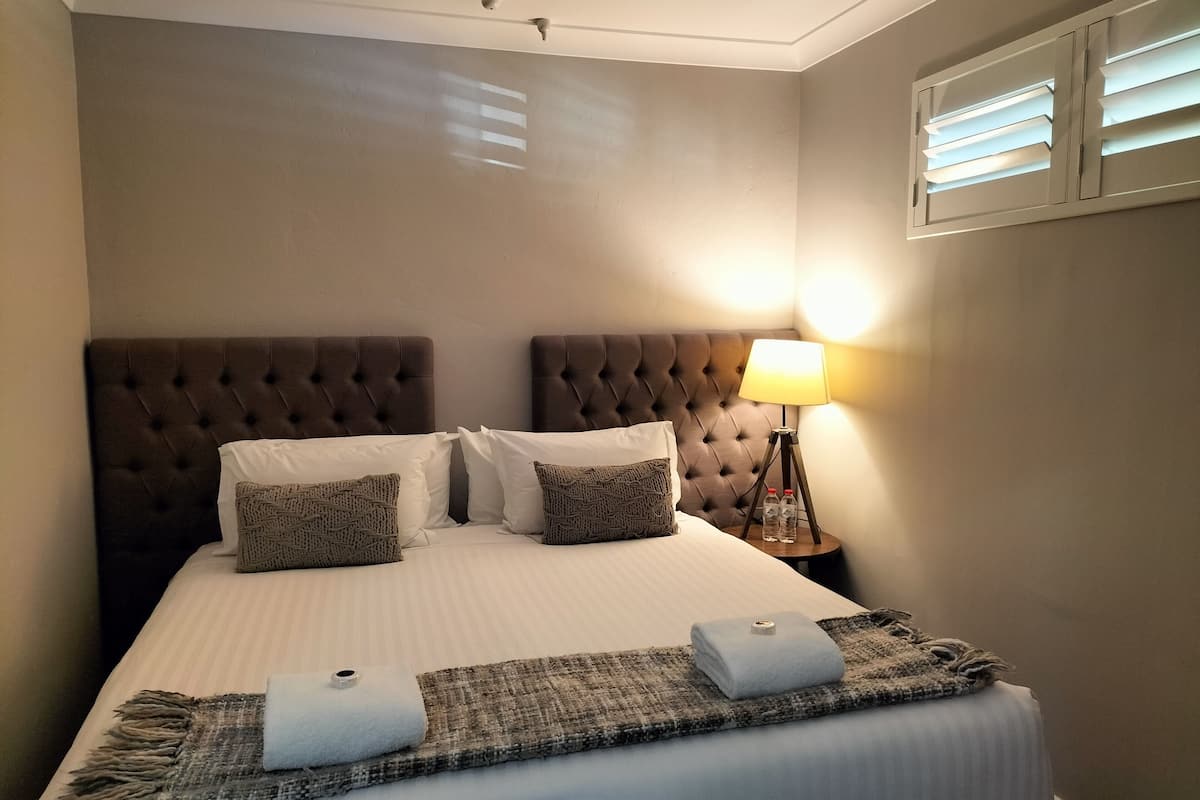 Ylelliset vuodevaatteet, pillowtop-patjalliset sängyt, minibaari