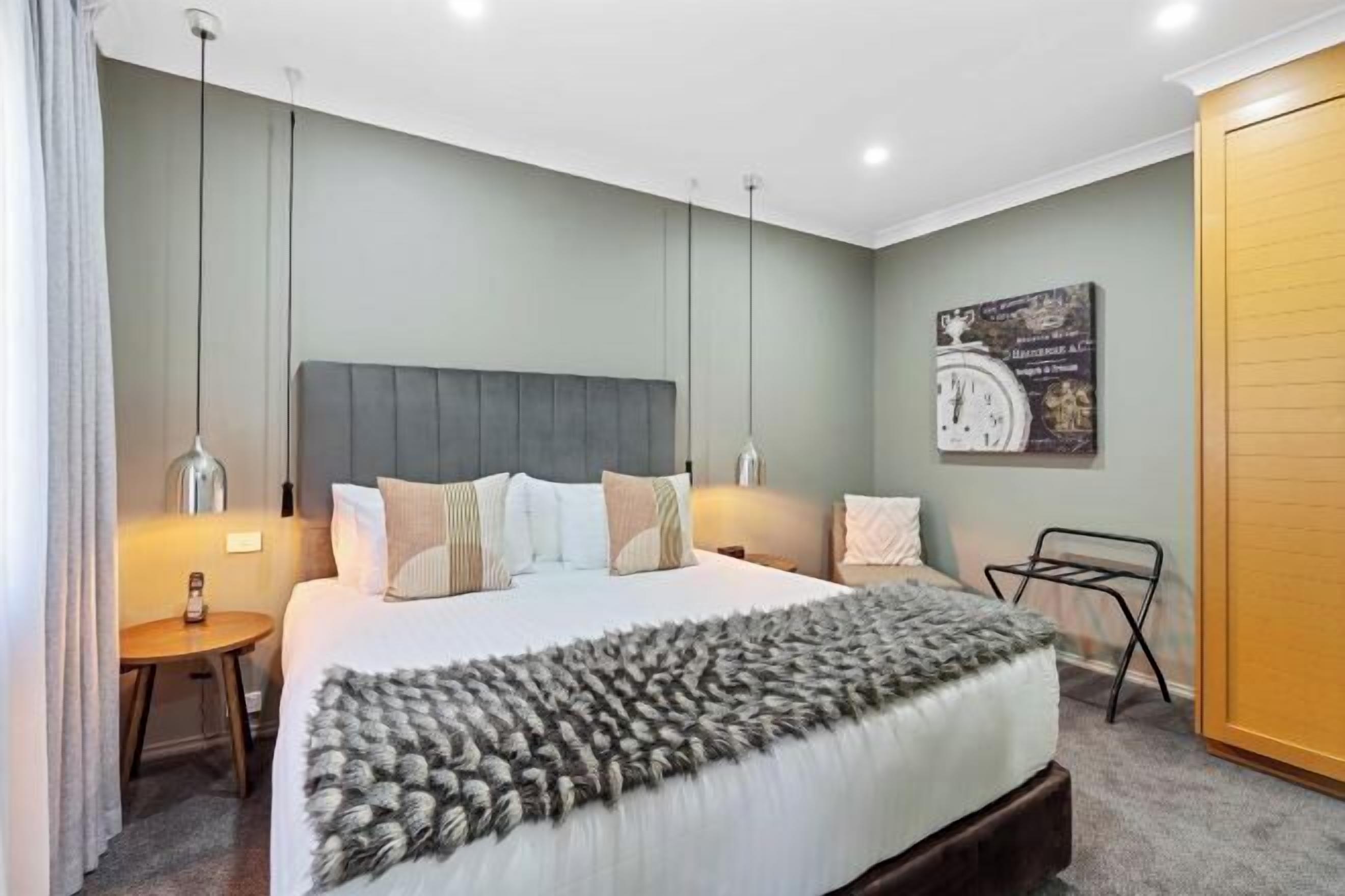 Ropa de cama de alta calidad, colchones con pillow-top y minibar 