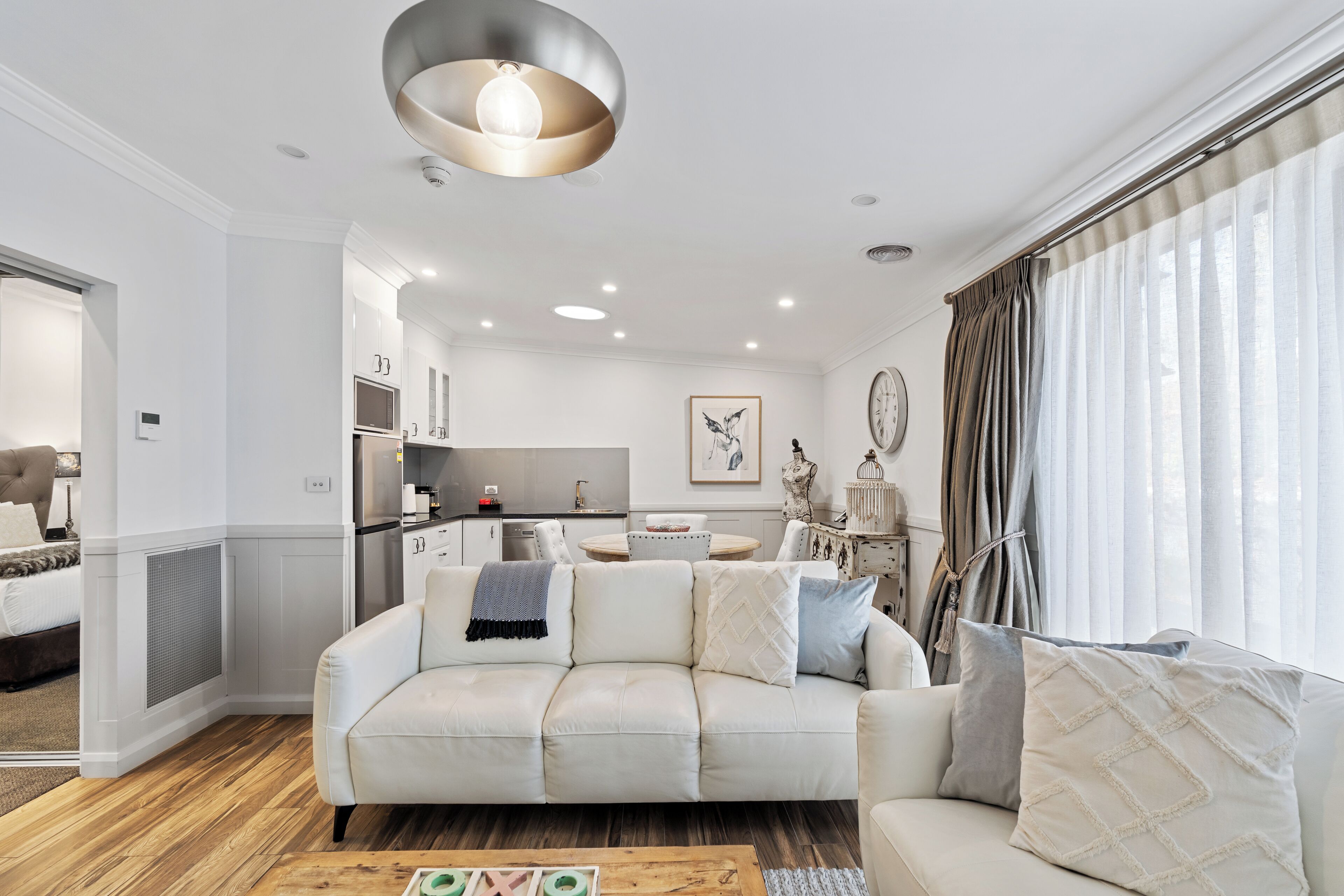 Habitación (Blanche Residence Private Courtyard) | Área de sala de estar | Televisión LCD de 40 pulgadas con canales digitales y televisión 