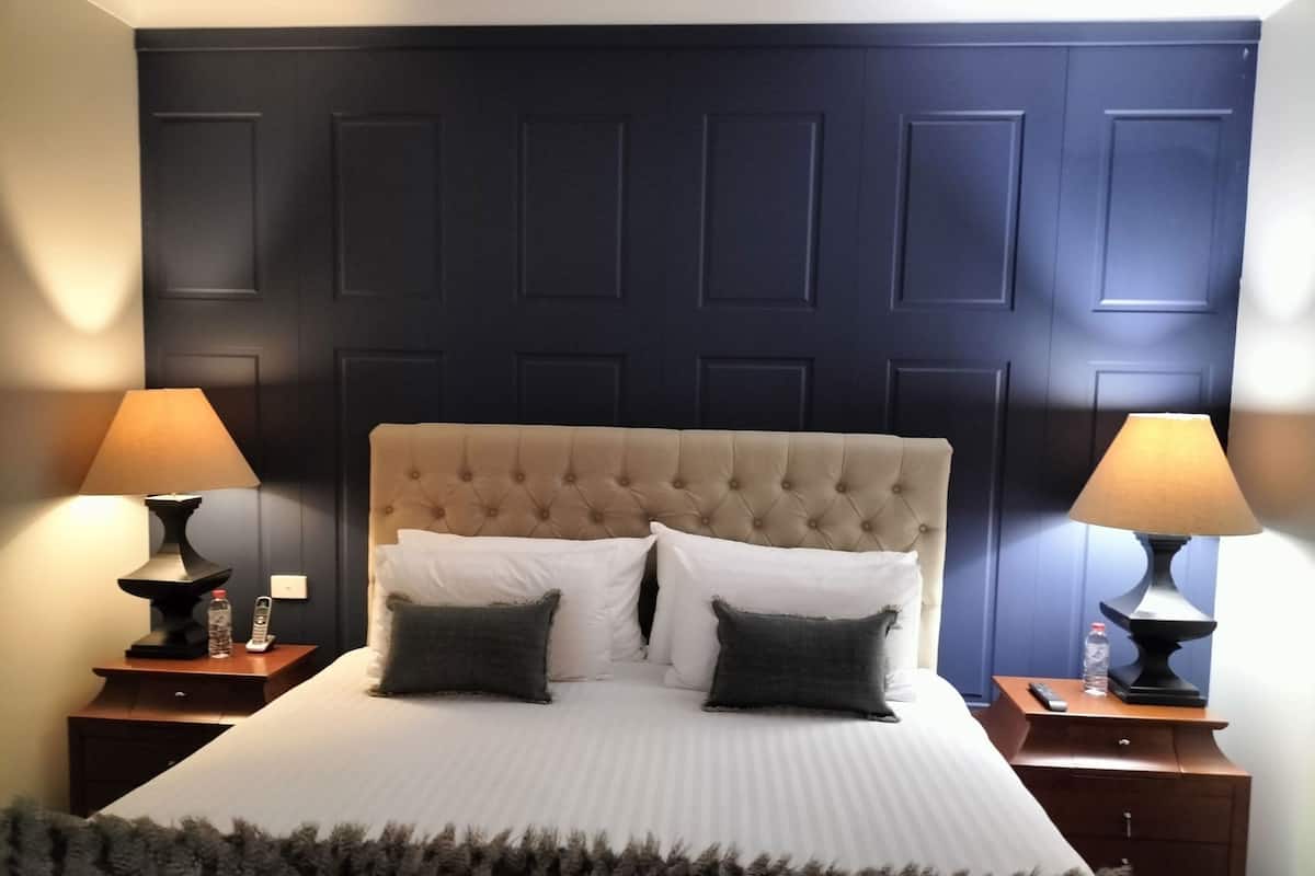 Ylelliset vuodevaatteet, pillowtop-patjalliset sängyt, minibaari