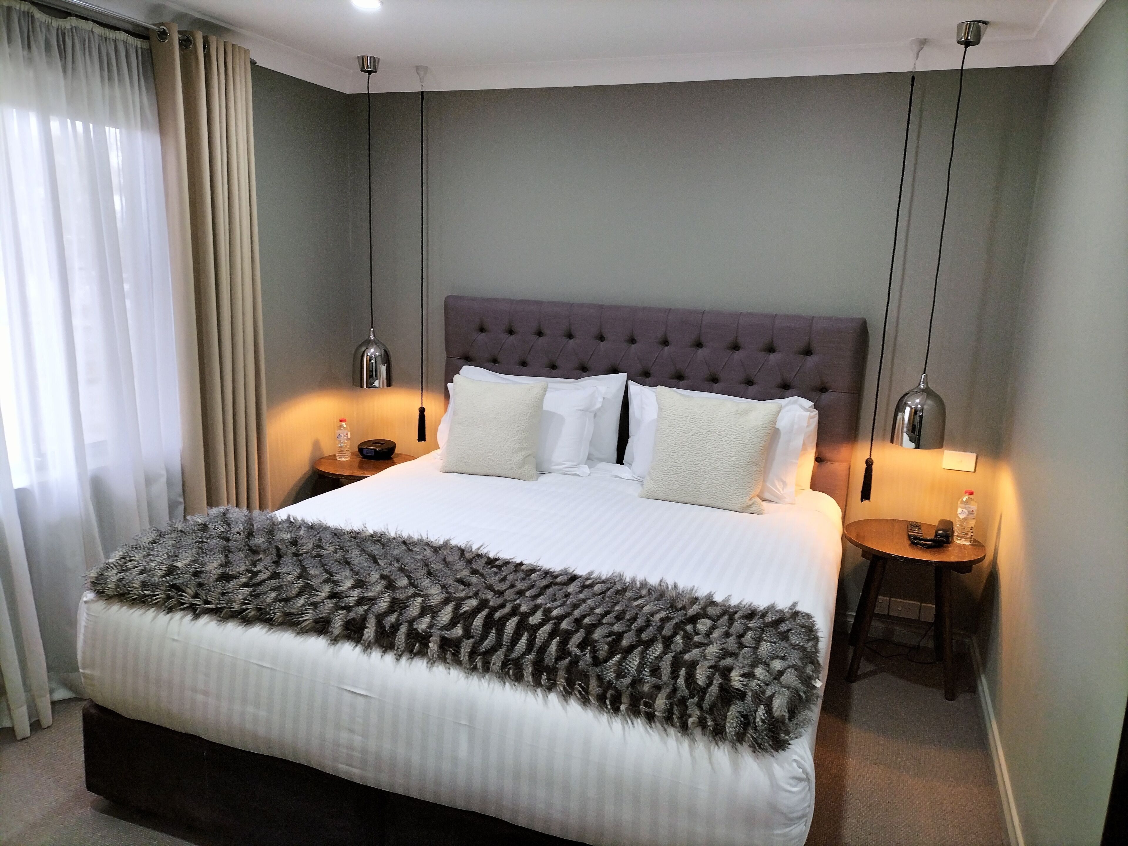 Ropa de cama de alta calidad, colchones con acolchado adicional, minibar