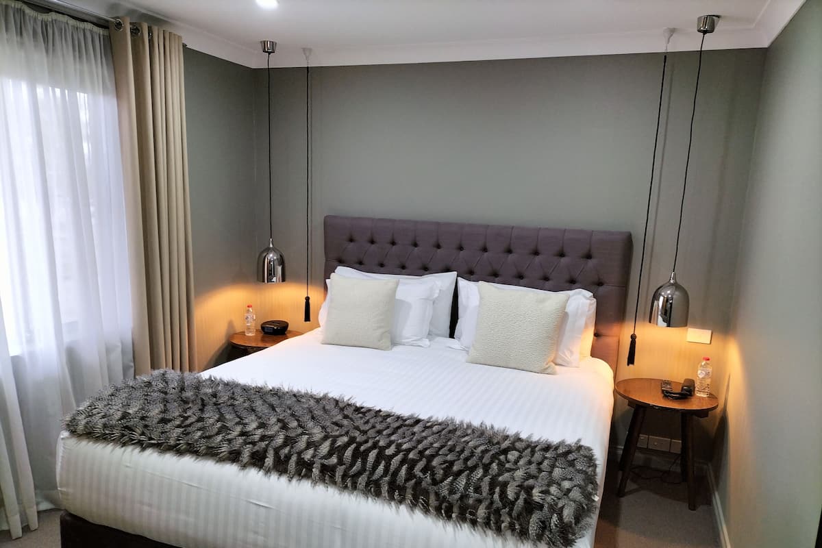 Ylelliset vuodevaatteet, pillowtop-patjalliset sängyt, minibaari