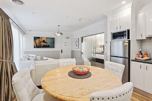 Frigobar, microondas, placa de cocina, tostadora