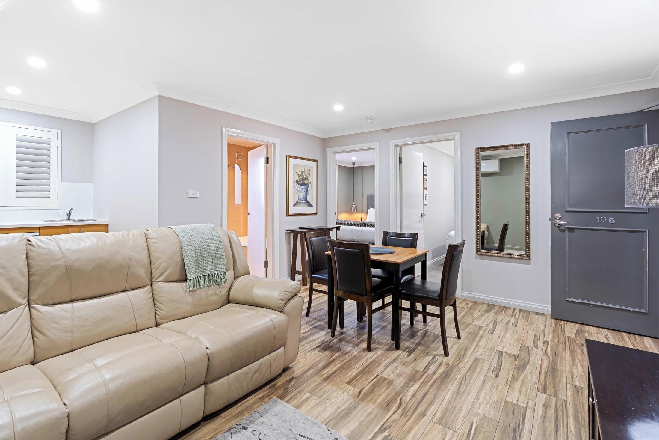 Familiesuite, 3 soverom | Oppholdsområde | En 40-tommers LCD-TV med digitale kanaler samt TV og Netflix