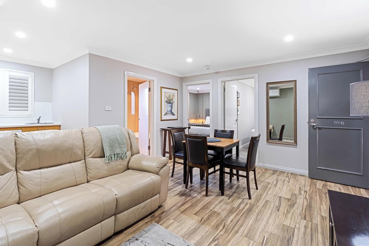 Familiesuite, 3 soverom | Oppholdsområde | En 40-tommers LCD-TV med digitale kanaler samt TV og Netflix