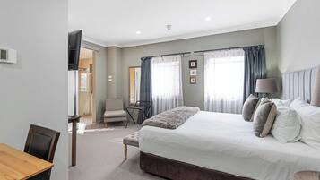 King Suite | Premium bedding, pillowtop beds, minibar, blackout drapes