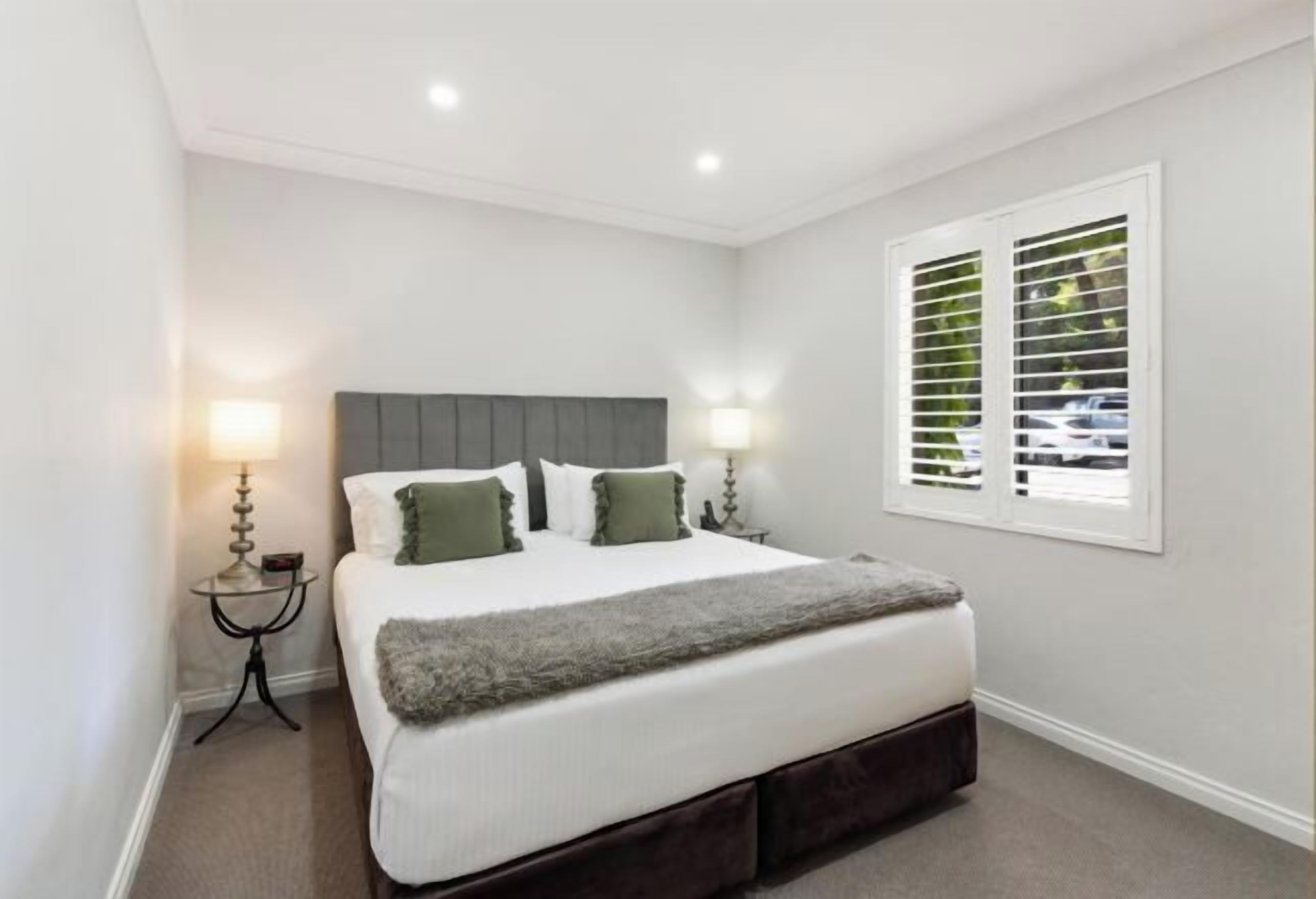 Ropa de cama de alta calidad, colchones con pillow-top y minibar 