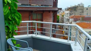 Deluxe kamer, balkon | Uitzicht op de stad