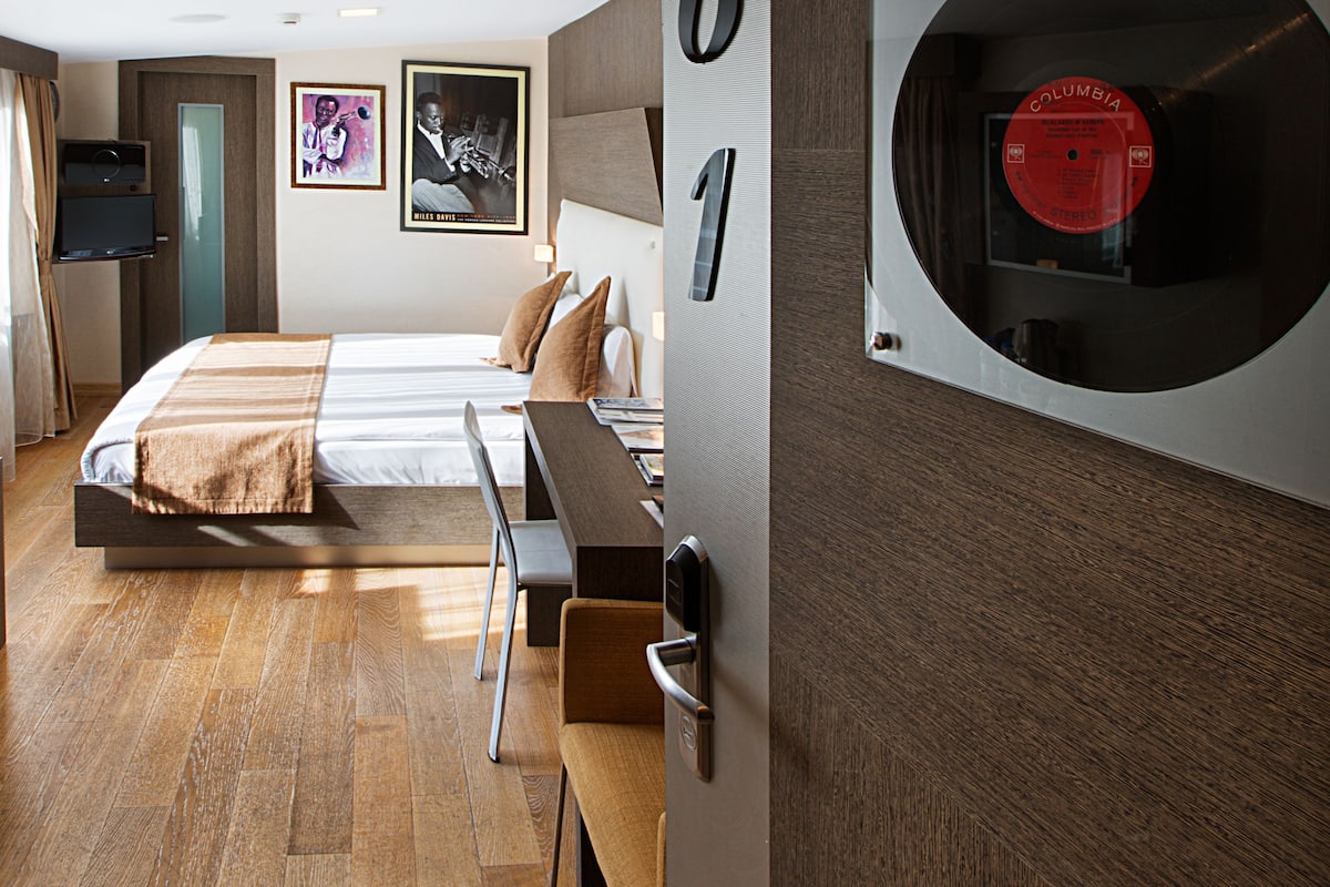 Premium bedding, minibar, in-room safe, desk
