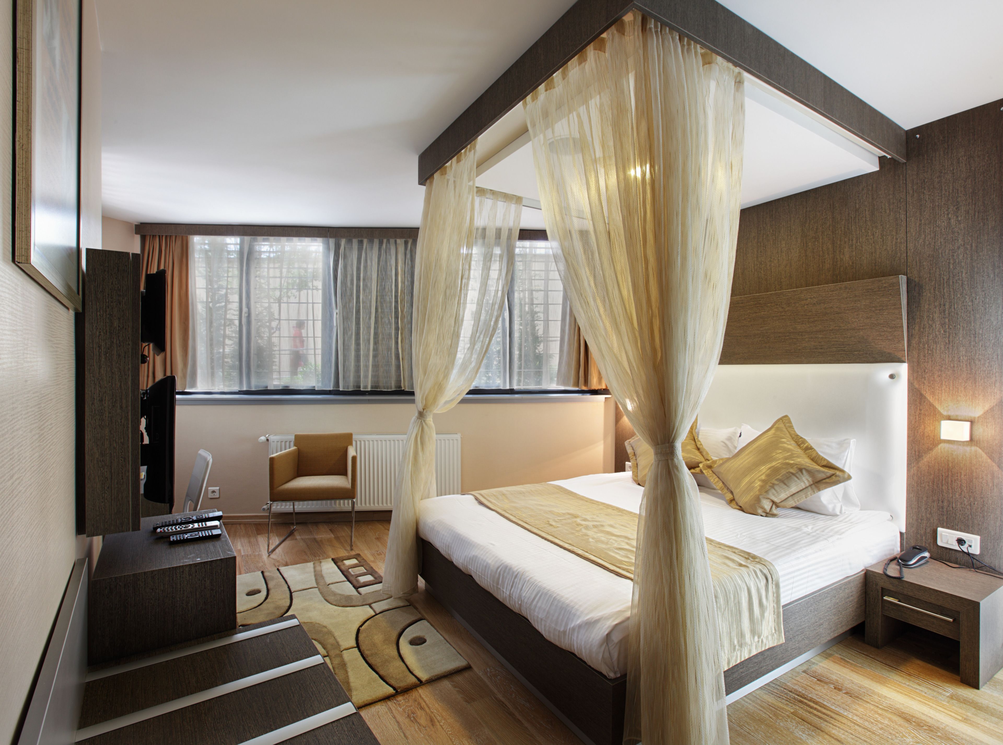 Luxe beddengoed, een minibar, een kluis op de kamer, een bureau