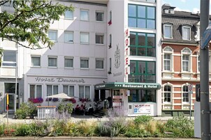 Um hotel com restaurante e placa indicando limite de velocidade de 30 km/h.