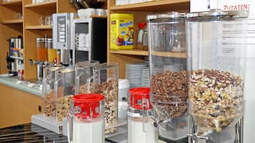 En madudleveringsstation med forskellige granola- og cerealmuligheder.