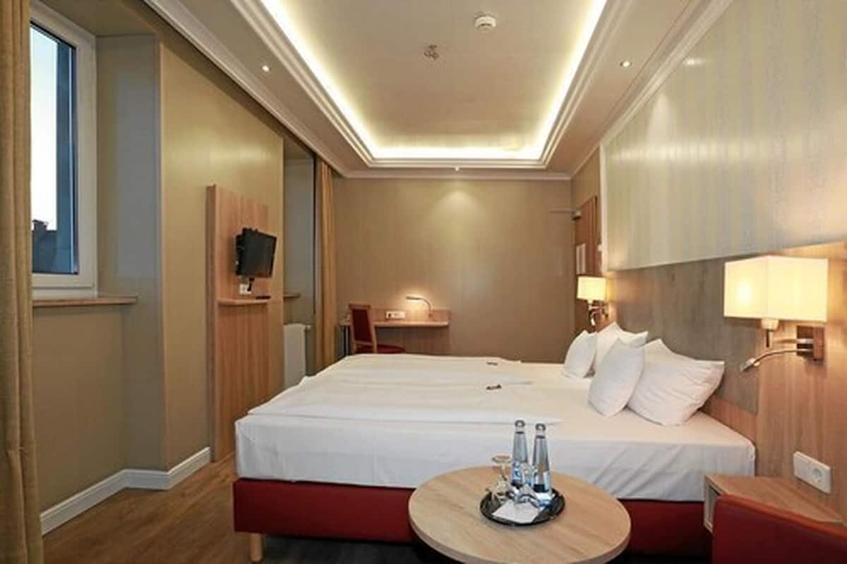 Habitación con 2 camas individuales, 2 camas individuales | 1 habitación, escritorio, wifi gratis y ropa de cama 