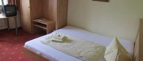 Single Room | 2 bedrooms, desk, blackout drapes, WiFi