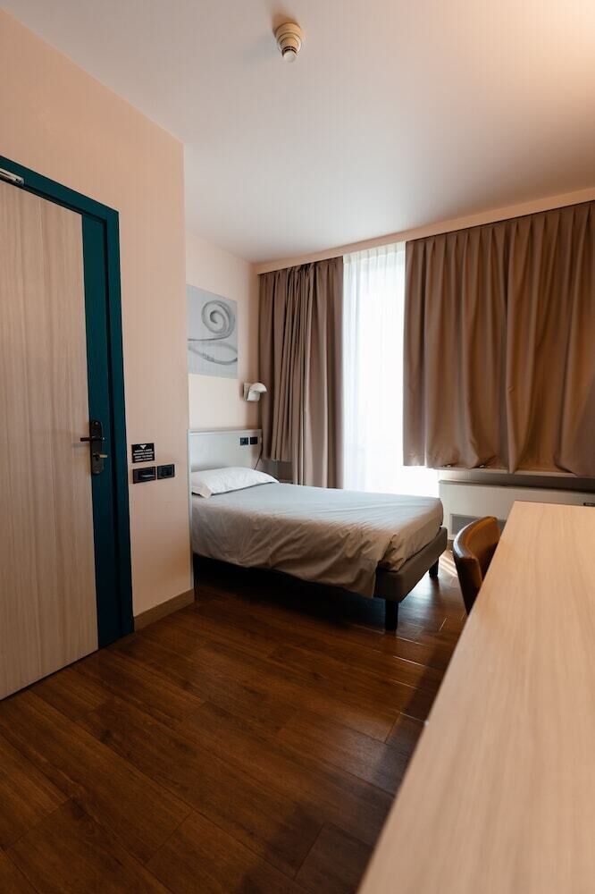 Select Comfort beds, minibar, in-room safe, desk
