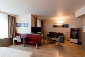 Suite – junior | Senger med Select Comfort-madrass, minibar, safe på rommet og skrivebord
