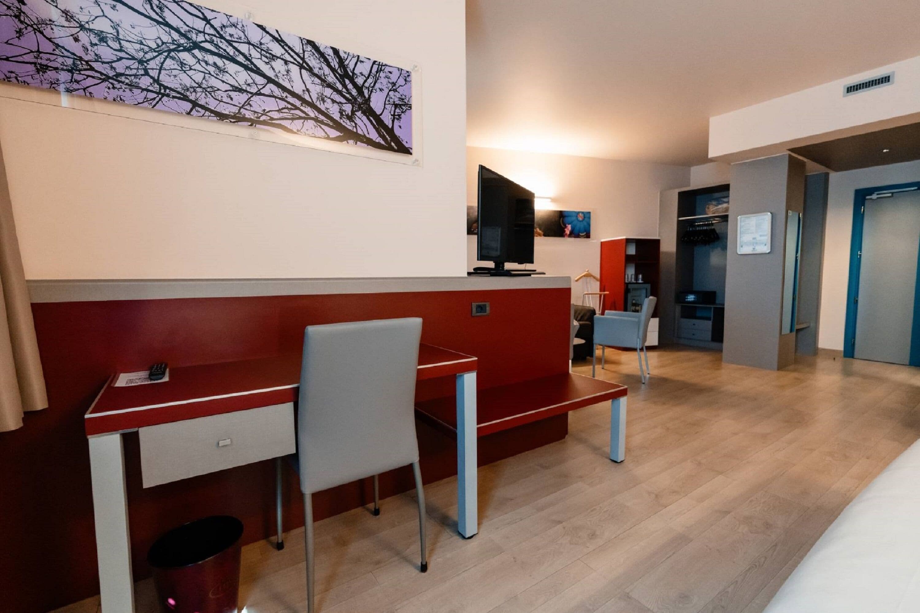 junior suite | 1 bedroom, select comfort beds, minibar, in-room safe