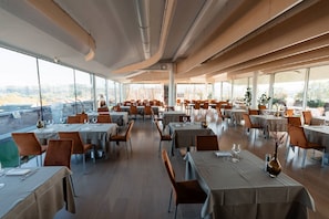 Breakfast and dinner served, local cuisine