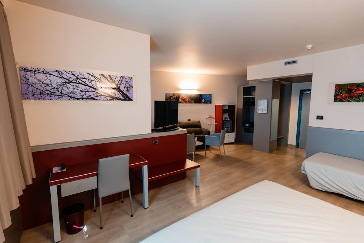 junior suite | 1 bedroom, select comfort beds, minibar, in-room safe