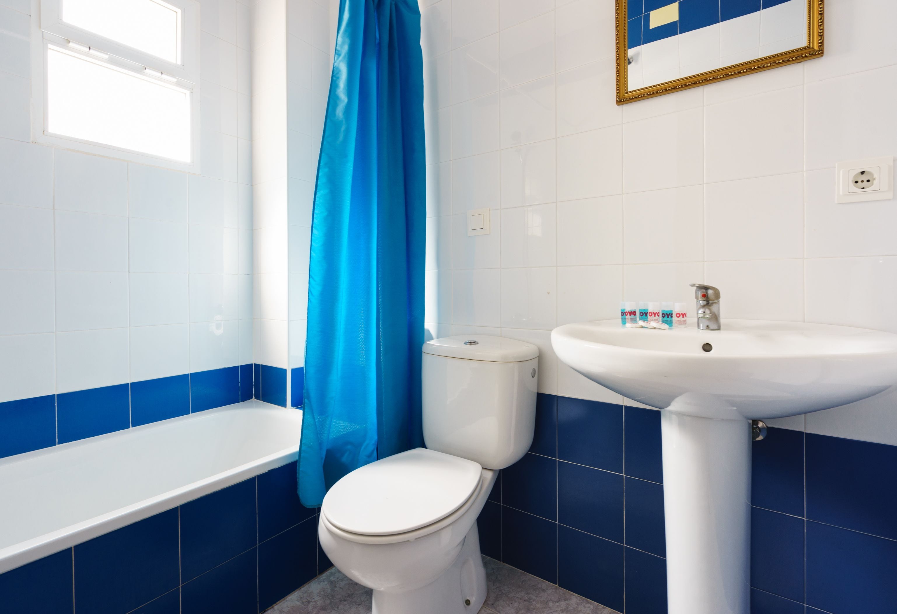 economy triple room, ground floor | bathroom | free toiletries, hair dryer, towels, soap