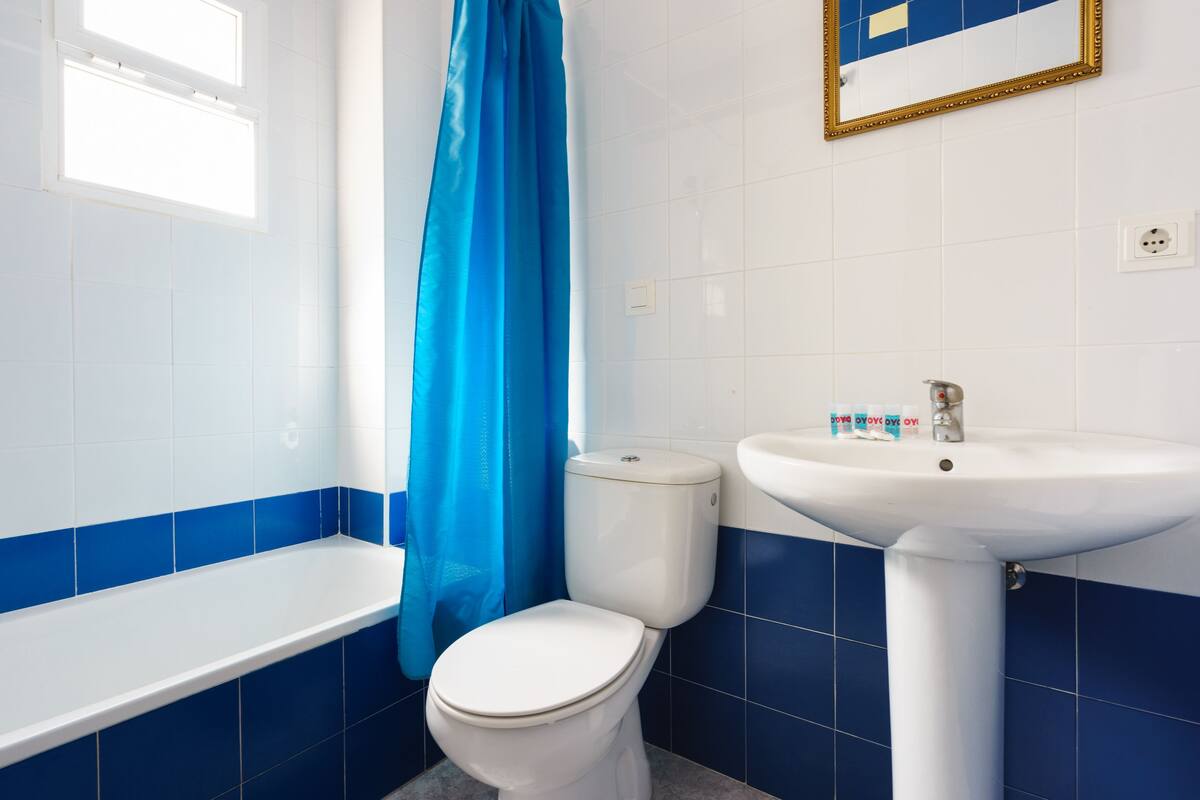 economy triple room, ground floor | bathroom | free toiletries, hair dryer, towels, soap
