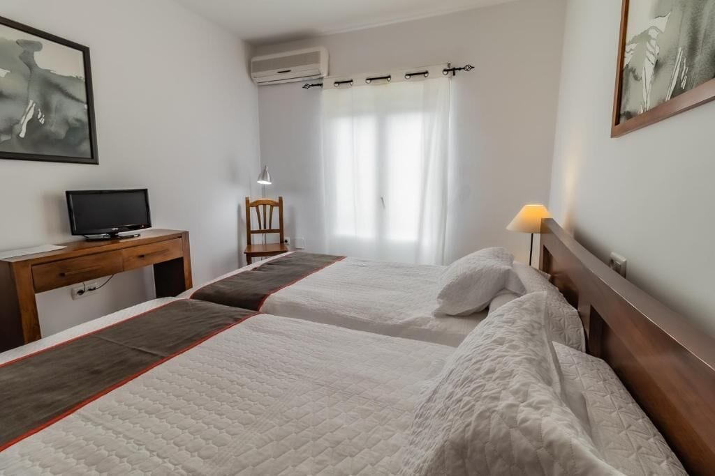 Twin Room | In-room safe, desk, free cribs/infant beds, free WiFi